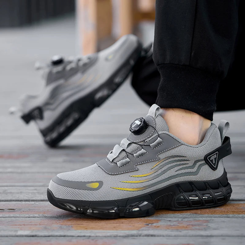 Zwarte heren werkschoenen met stalen neus en draaisluiting, close-up van de sluiting.