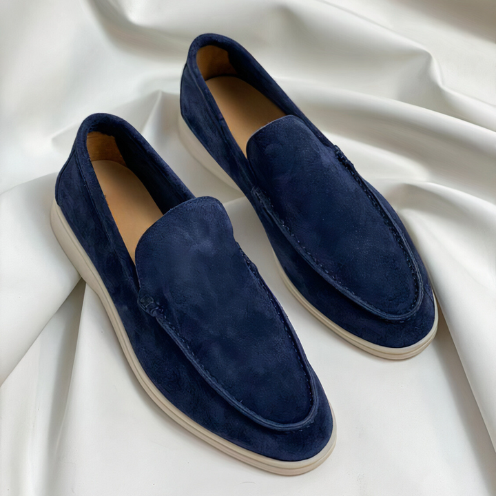 Comfortabele heren loafers, klassieke stijlvolle instappers in bruin leer. Essentieel herenschoeisel voor mode.