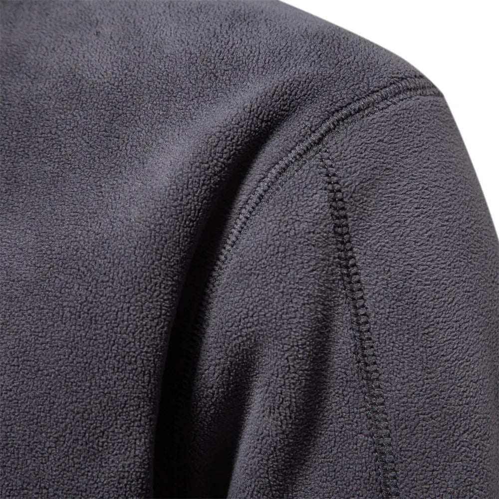 Comfortabele heren pullover met warme stof en halve rits. Essentiële trui voor koude dagen.