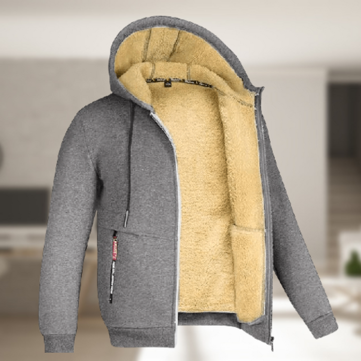 Man draagt stijlvolle heren hoodie met ritssluiting en capuchon, perfecte bovenkleding voor winter.