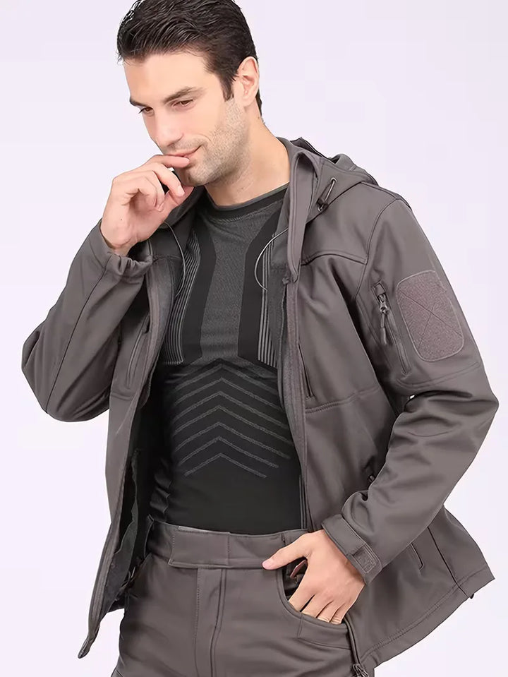 Bovenkleding heren: detail van de mouwboorden van deze warme winterjas.