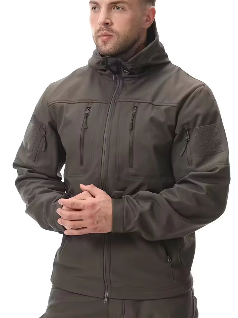 Donkerblauwe heren warmte parka, hangend, klaar voor de winterkou.