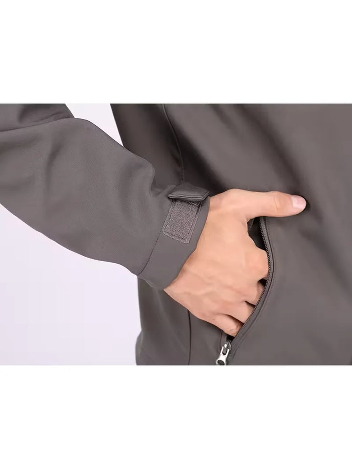 Heren winterjas met gevoerde capuchon, geïntegreerd voor extra warmte en comfort.