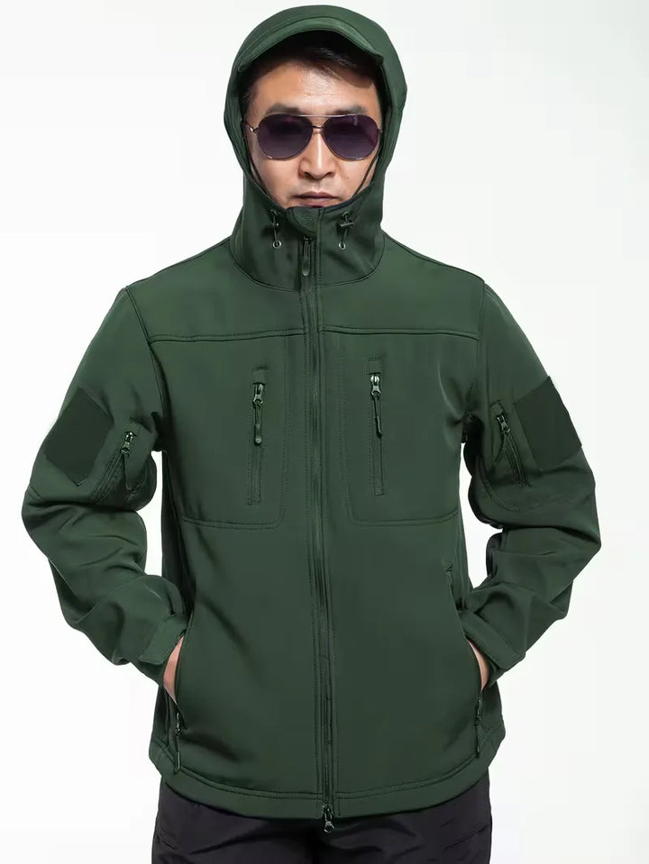 Detail van de robuuste rits en drukknopen op deze warme heren parka.