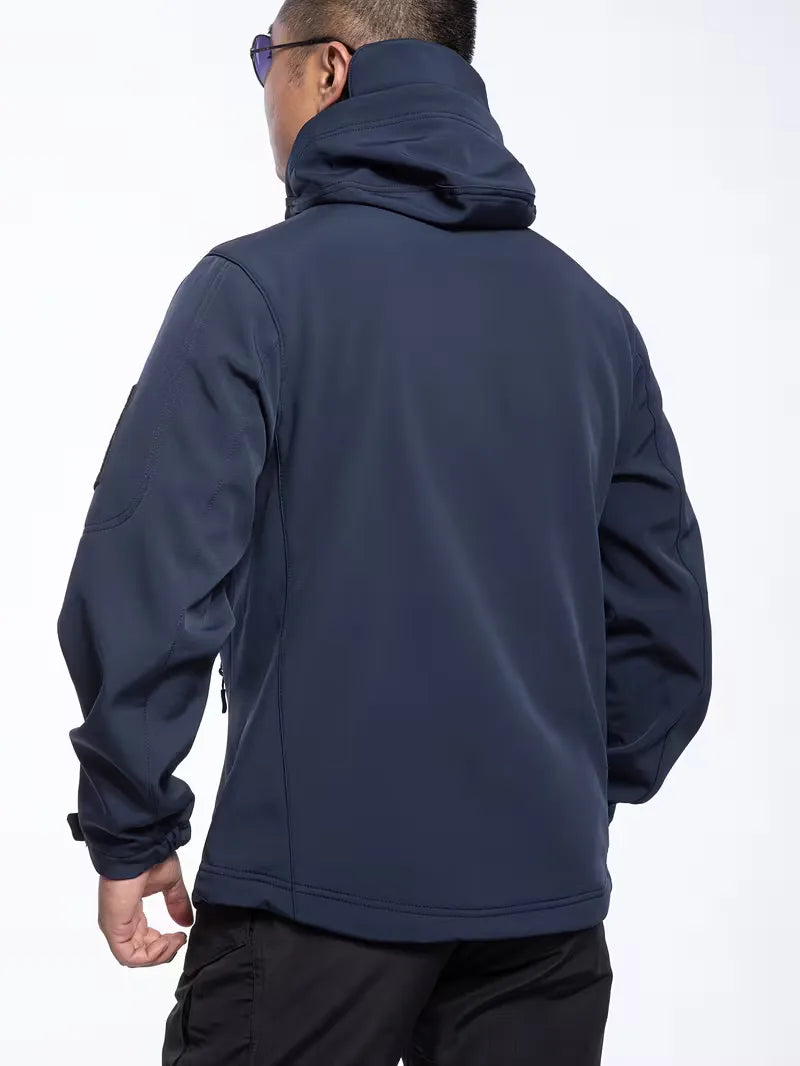 Comfortabele herenjas met capuchon, detail van de rits en zakken.