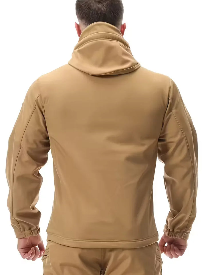 Model draagt grijze heren warmte parka, casual look, geschikt voor dagelijks gebruik.
