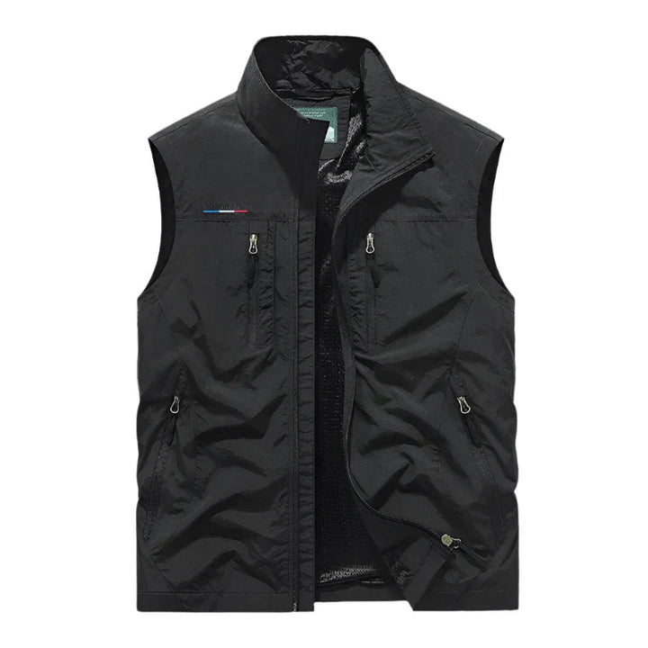 Detail van de rits en zakken op een waterdichte heren bodywarmer; praktisch en stoer