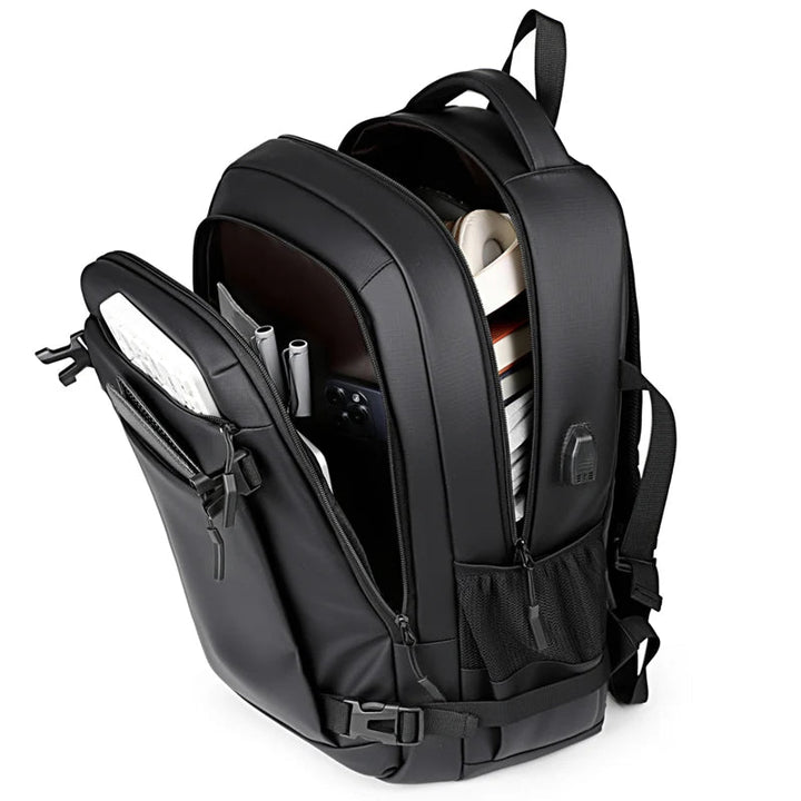 Stijlvolle zwarte waterdichte heren rugzak met laptopvak. Perfect voor een professionele look op kantoor en reizen.