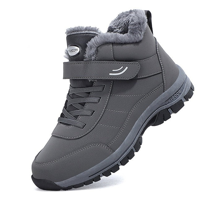 Zwarte, warme heren winterlaarzen; waterdicht, antislip en comfortabel voor buitenactiviteiten.