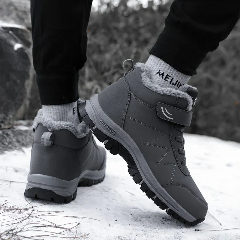 Robuuste heren sneeuwlaarzen, zwart, waterdicht, voor winters outdoor comfort en warmte.
