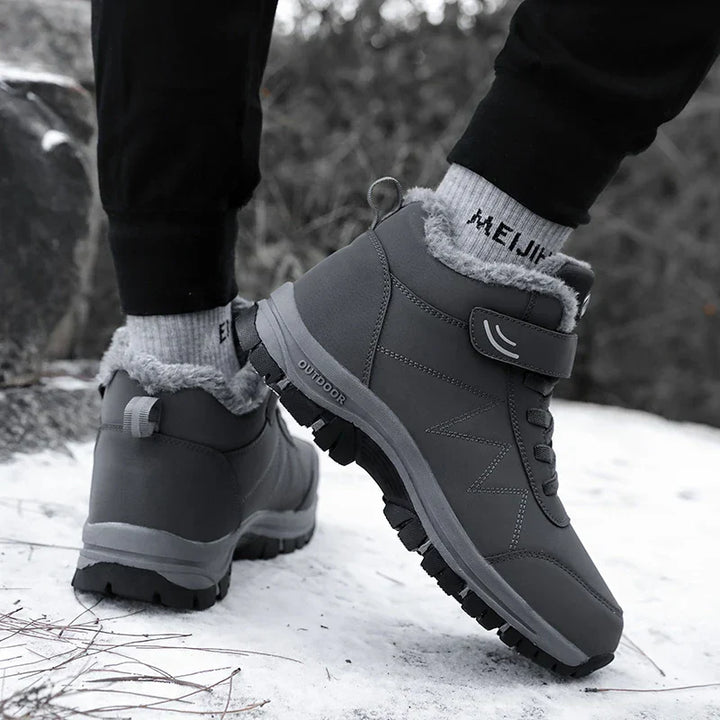 Robuuste heren sneeuwlaarzen, zwart, waterdicht, voor winters outdoor comfort en warmte.