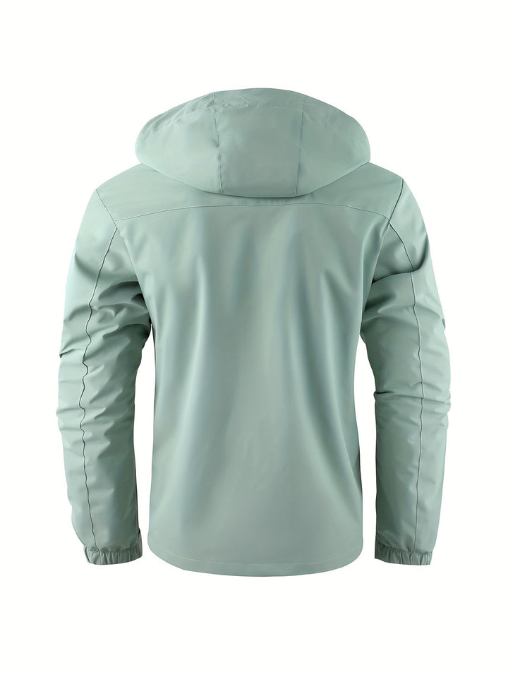 Nieuwe collectie: heren waterdichte winterjas, perfect voor buitenactiviteiten, in het bos.