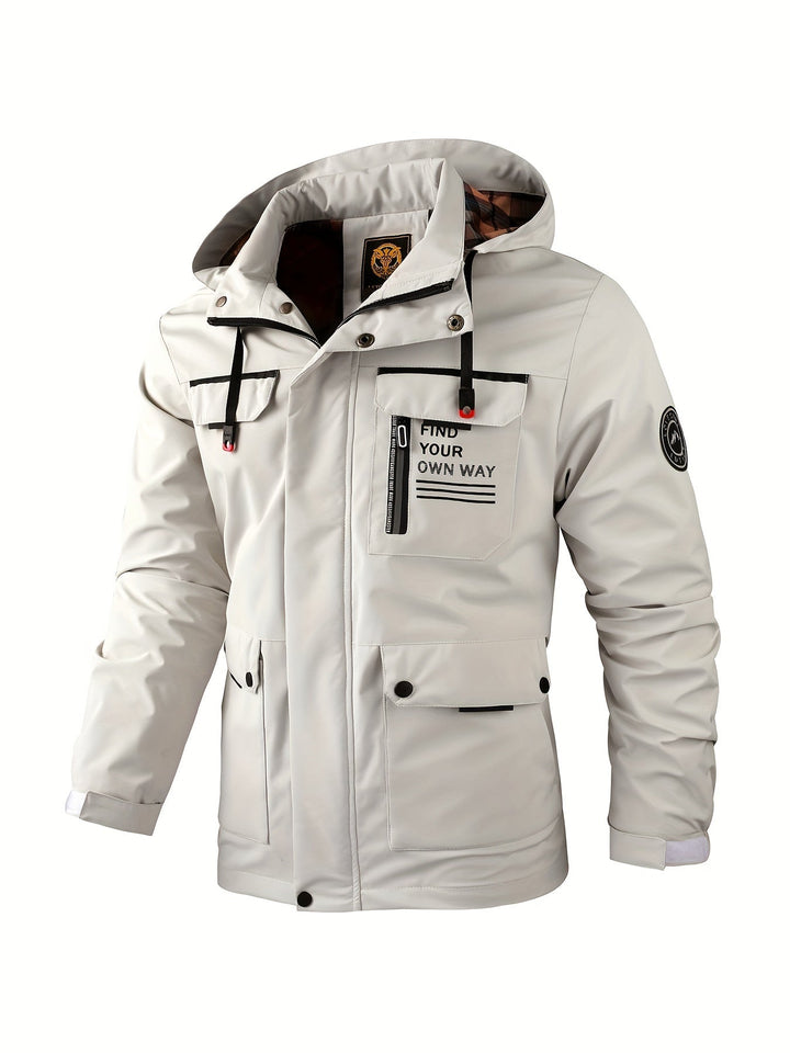 Model draagt winddichte heren winterjas tijdens wandeling, toont functionaliteit en stijl.