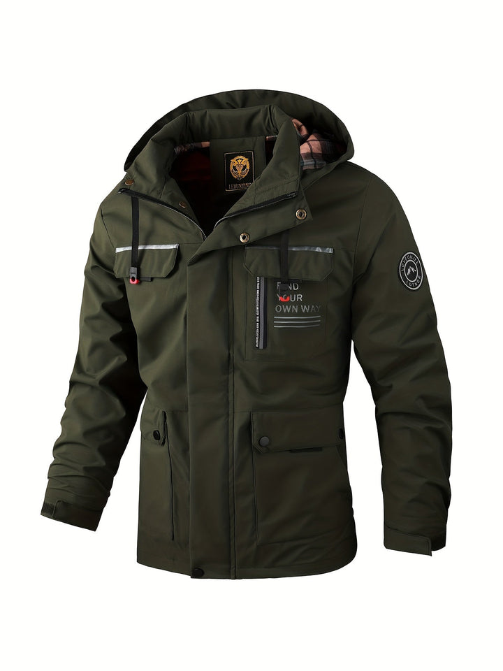 Zijaanzicht van de heren waterdichte winterjas, met aandacht voor de ergonomische pasvorm.