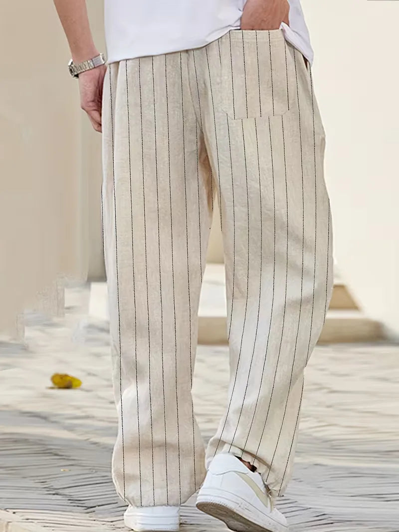 Heren wide fit pantalon met verticale strepen in zwart, voor een stijlvolle, comfortabele en relaxte zomerlook.