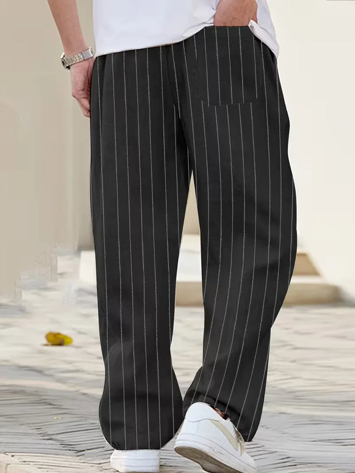 Khaki heren wide fit pantalon met verticale strepen, een comfortabele en casual broek voor heren.