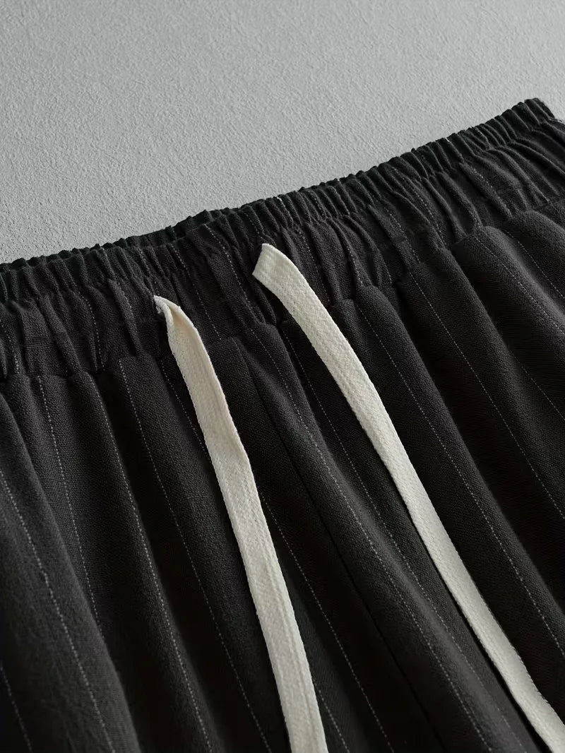 Zwarte heren pantalon, wide fit met verticale strepen, perfect voor een comfortabele en relaxte stijl.