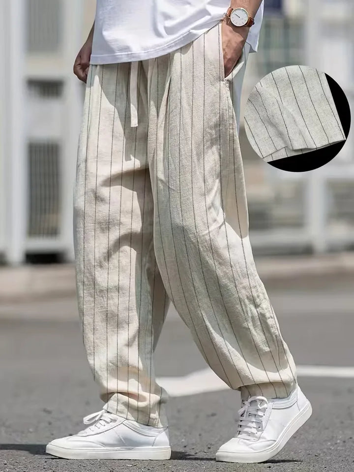 Zwarte heren pantalon met wijde pasvorm en verticale strepen, ideaal voor een casual, comfortabele zomerbroek.