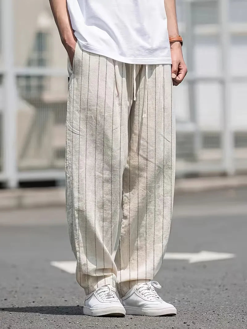 Khaki heren pantalon met verticale strepen, wide fit, perfect voor een comfortabele en trendy zomeroutfit.