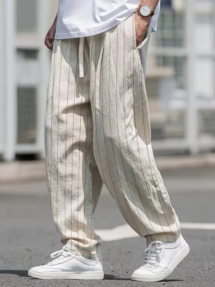 Comfortabele heren wide fit pantalon met verticale strepen in khaki, een relaxte casual broek.