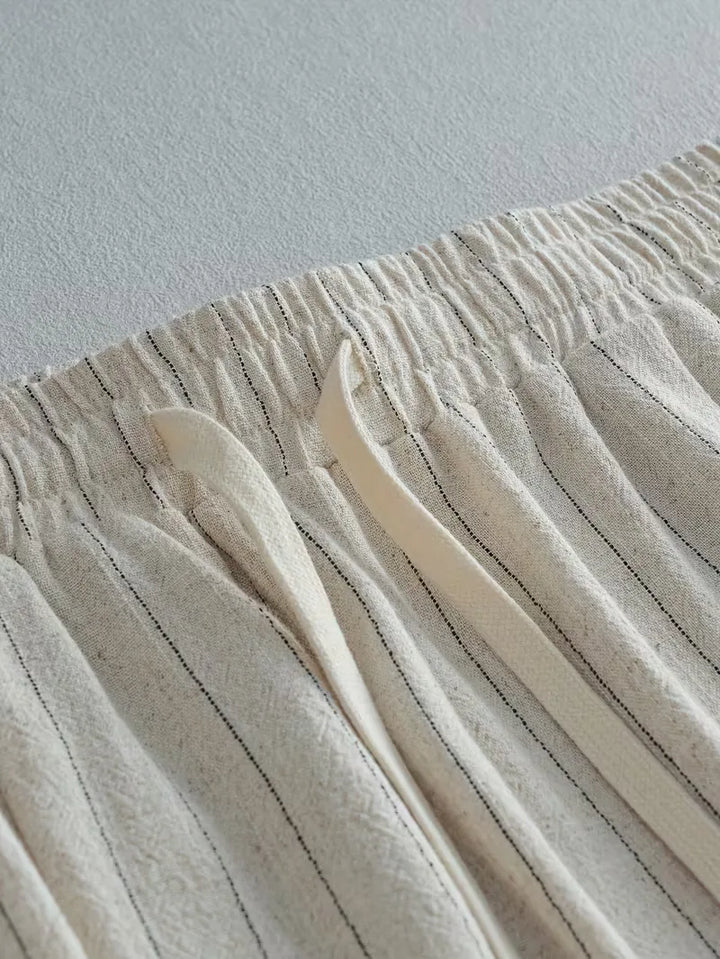 Stijlvolle heren pantalon met verticale strepen en wijde pasvorm, in zwart, perfect voor een zomerse look.