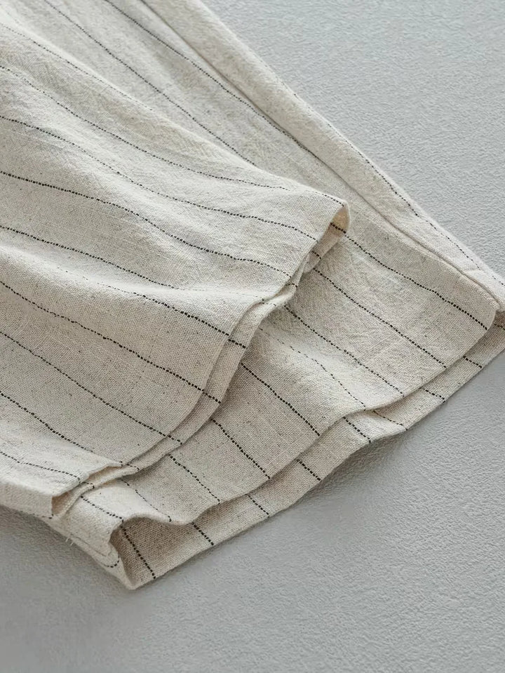 Relaxte pasvorm heren pantalon met verticale strepen, in zwart, een veelzijdige casual broek.