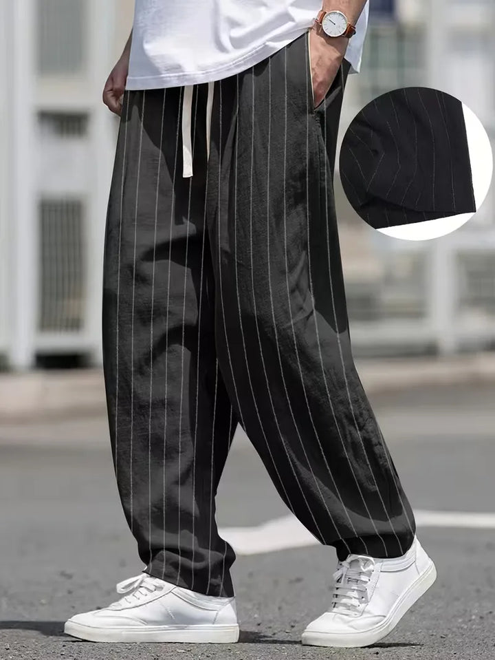 Heren comfortabele wide fit pantalon, met verticale strepen, ideaal als zomerbroek in khaki.