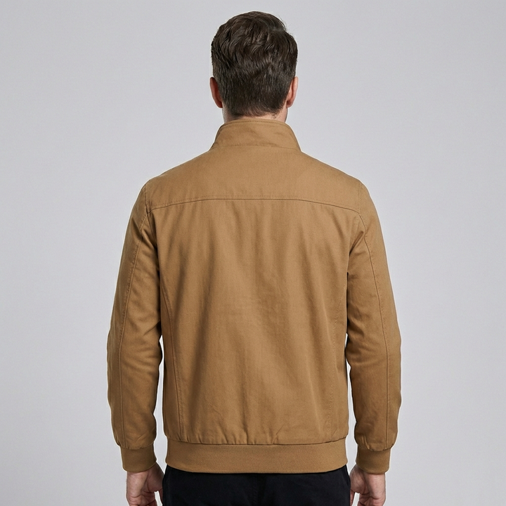Stijlvol heren windjack, ideaal als bovenkleding voor zomerse dagen, met nadruk op comfort en mode.