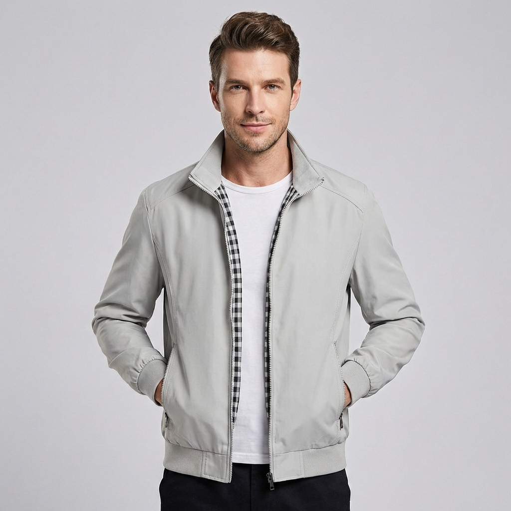 Model draagt een winddicht heren zomerjack, toont de pasvorm en hoe het valt als bovenkleding.