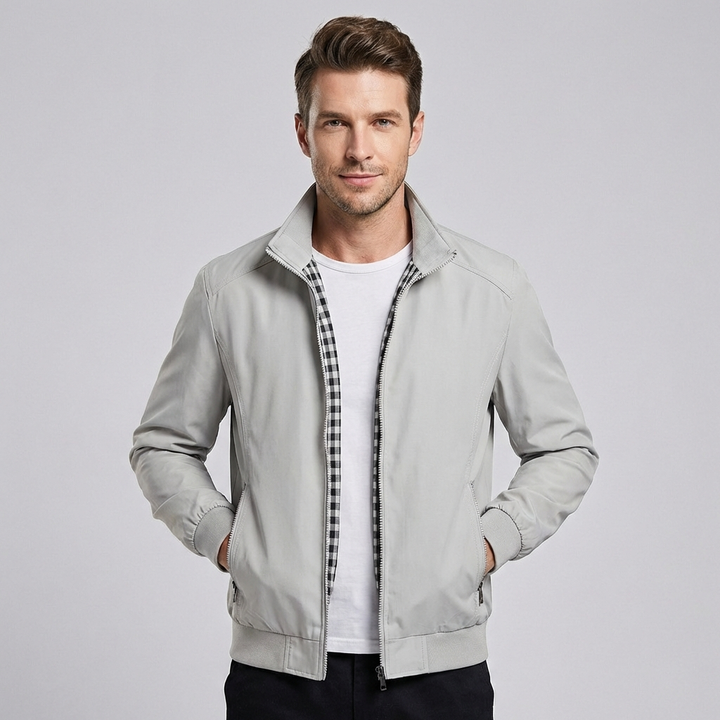 Model draagt een winddicht heren zomerjack, toont de pasvorm en hoe het valt als bovenkleding.