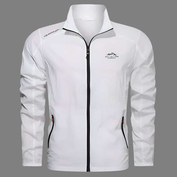 Heren VIŅ outdoorjas gedragen door een model, toont de pasvorm en functionaliteit voor actieve mannen.