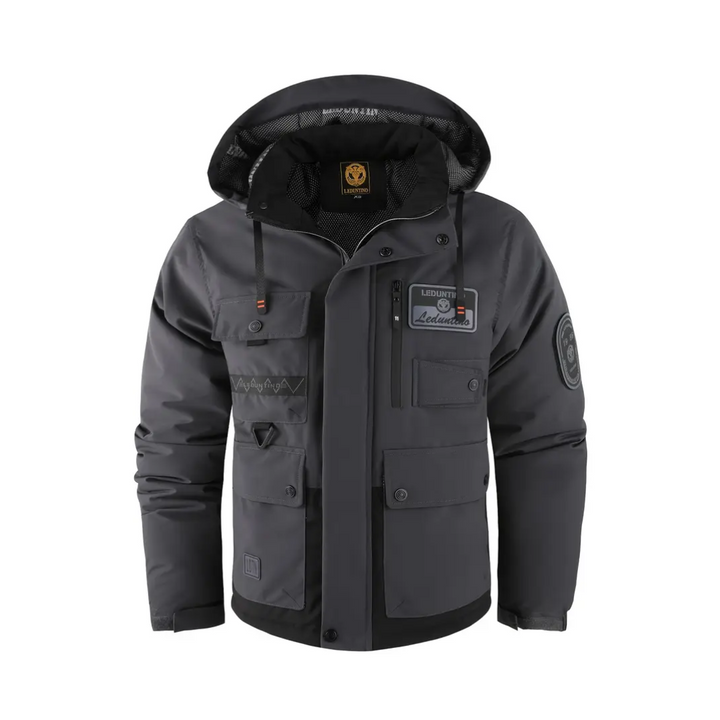 "Heren winterjas met afneembare capuchon, dikke isolatie en gestikte afwerking voor stijl en warmte in koud weer."