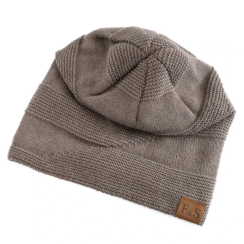 Man draagt comfortabele herenmuts, perfect voor warmte tijdens koude winterdagen. Stijlvolle beanie mode.
