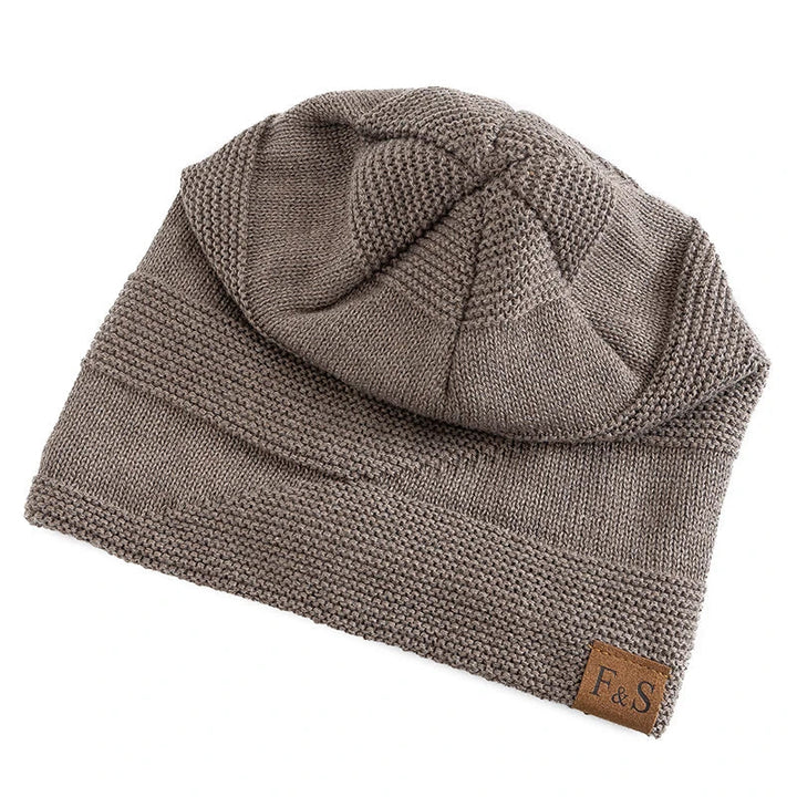 Man draagt comfortabele herenmuts, perfect voor warmte tijdens koude winterdagen. Stijlvolle beanie mode.