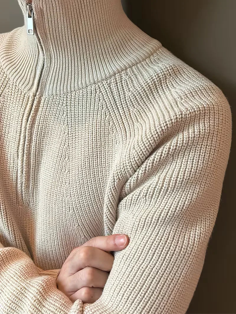 Moderne herenmode: warme zip-up trui met ribbels en opstaande kraag, ideaal voor koude dagen.