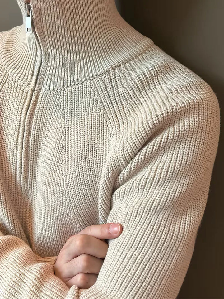Moderne herenmode: warme zip-up trui met ribbels en opstaande kraag, ideaal voor koude dagen.