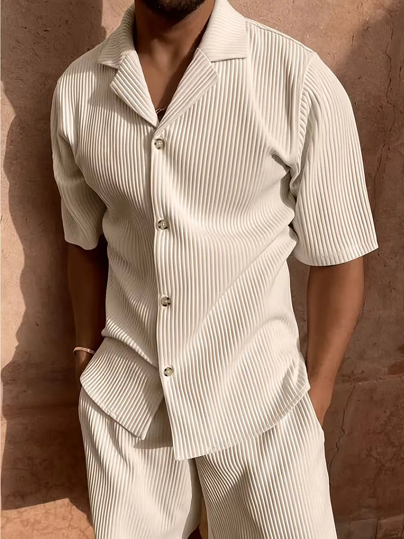 Heren zomer kledingset: comfortabel V-hals shirt met korte mouwen en bijpassende lichte broek.