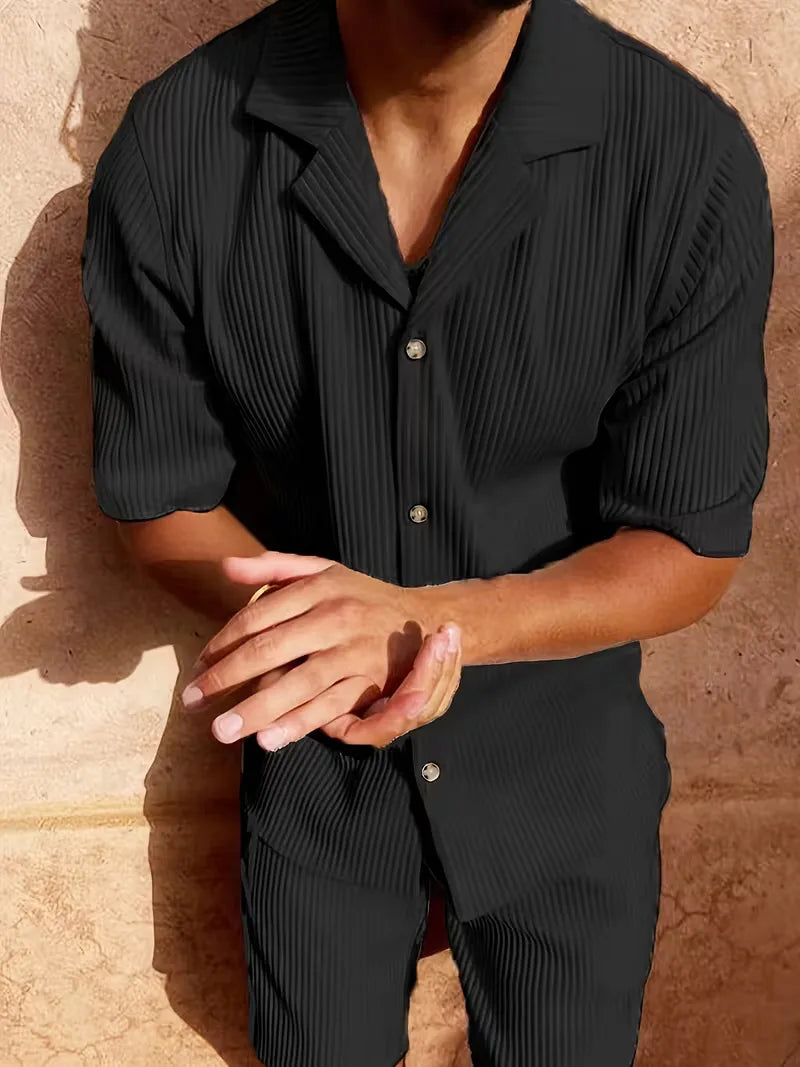 Tweedelige zomeroutfit heren: comfortabel V-hals T-shirt en luchtige broek. Stijlvol en praktisch.