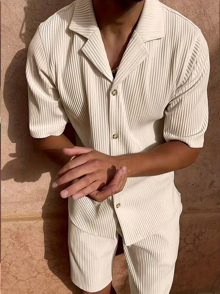 Stijlvolle heren zomerkledingset: ademend V-hals shirt en bijpassende broek voor vakantie.