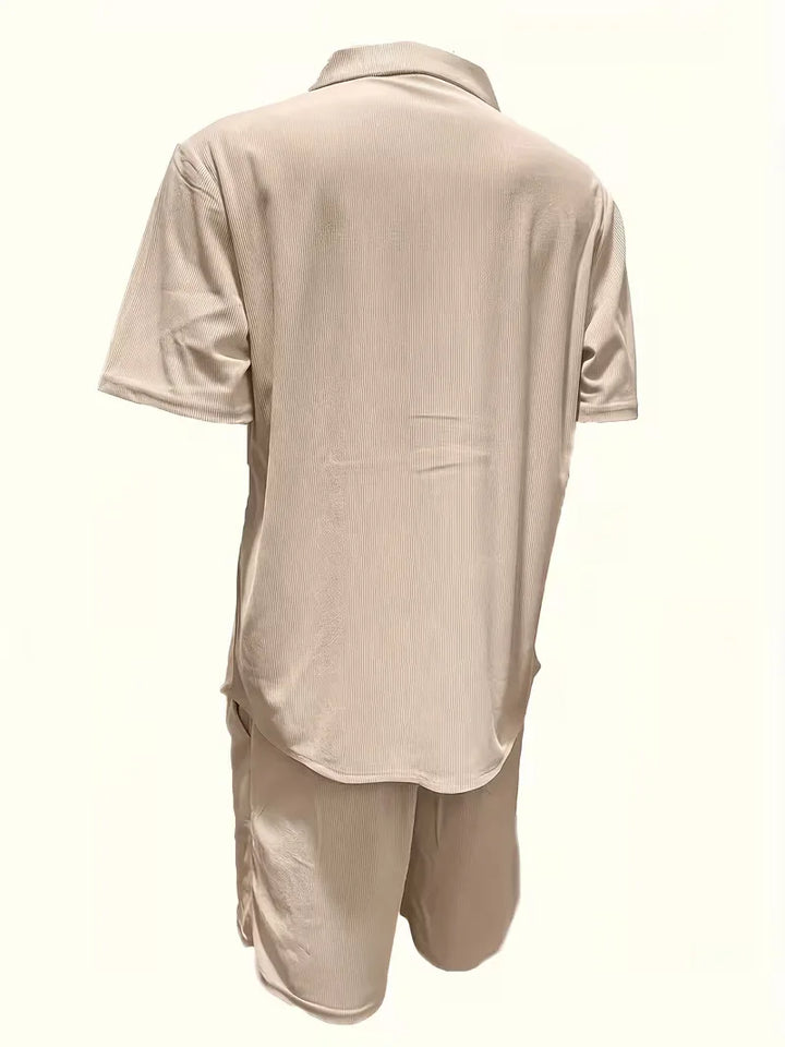 Comfortabele heren zomer kledingset: V-hals T-shirt & bijpassende broek. Ideaal voor warm weer.
