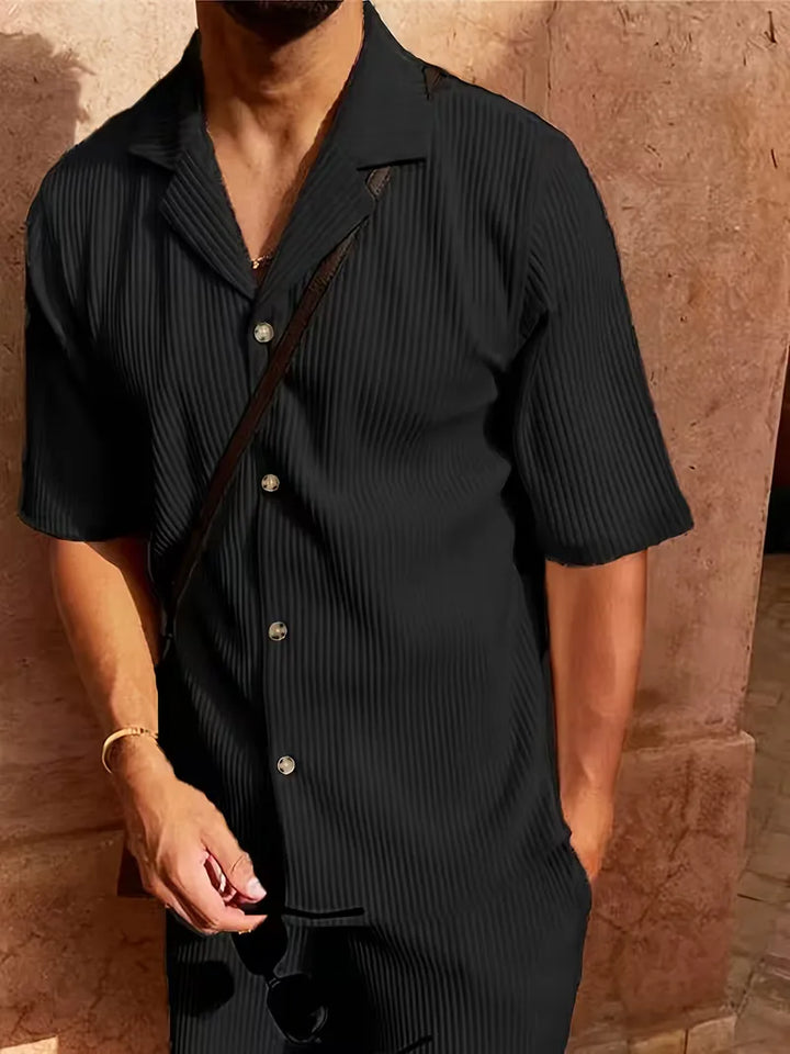Modieuze heren vakantiekleding: V-hals shirt met korte mouwen en casual broek voor zomer.