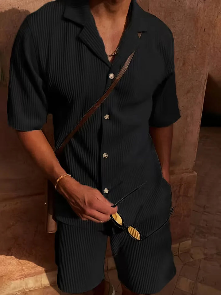Zomerse heren V-hals kledingset: ademend shirt en relaxte broek, perfect voor casual dagen.