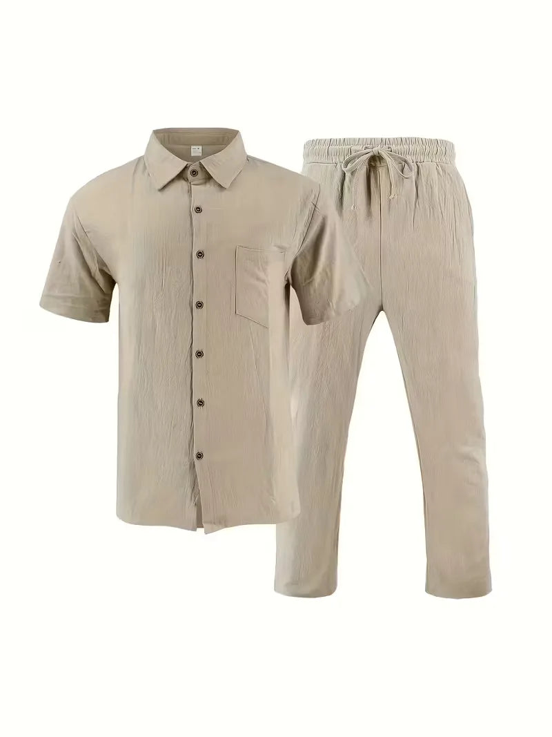 Khaki heren zomer kledingset, casual tweedelige outfit met losvallend shirt en short, comfortabel voor vakantie.