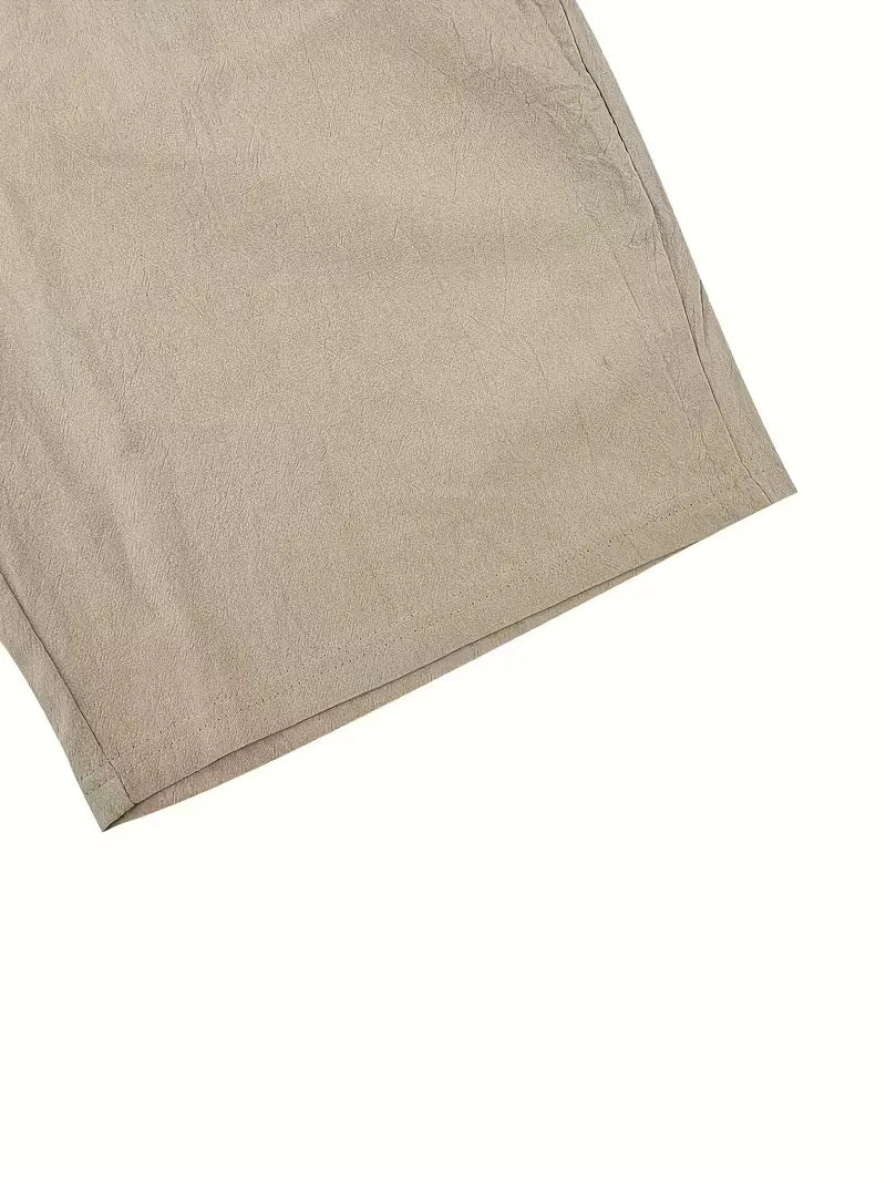 Witte heren zomer tweedelige outfit, casual en comfortabel met shirt en short, ideaal voor strand en vakantie.