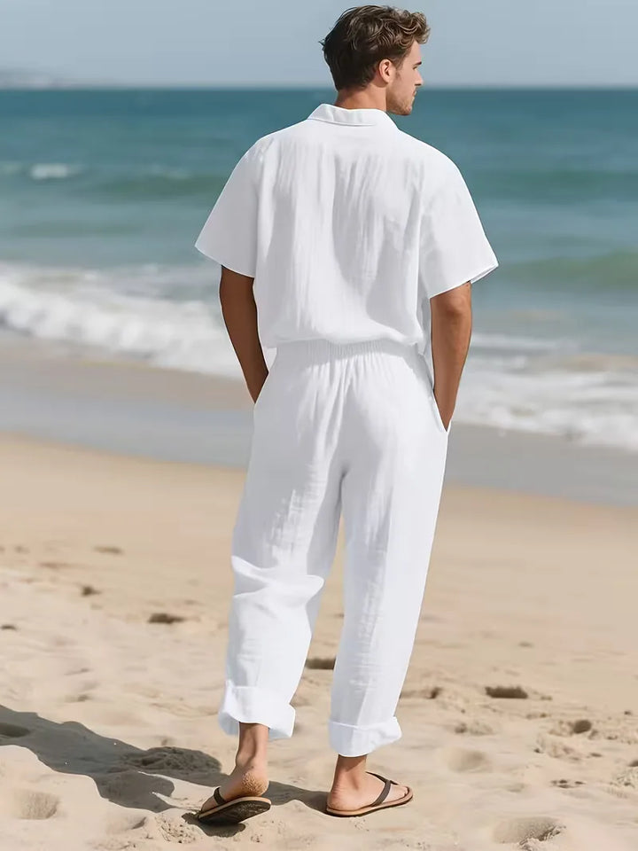 Model draagt heren zomer tweedelige set, casual khaki outfit, ideaal voor strand, comfortabel en stijlvol.