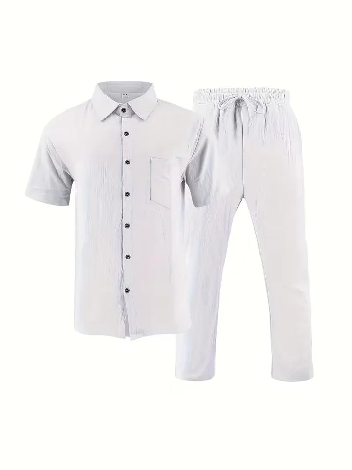 Detail van de comfortabele stof van de khaki heren zomer kledingset, casual en tweedelig voor vakantie.