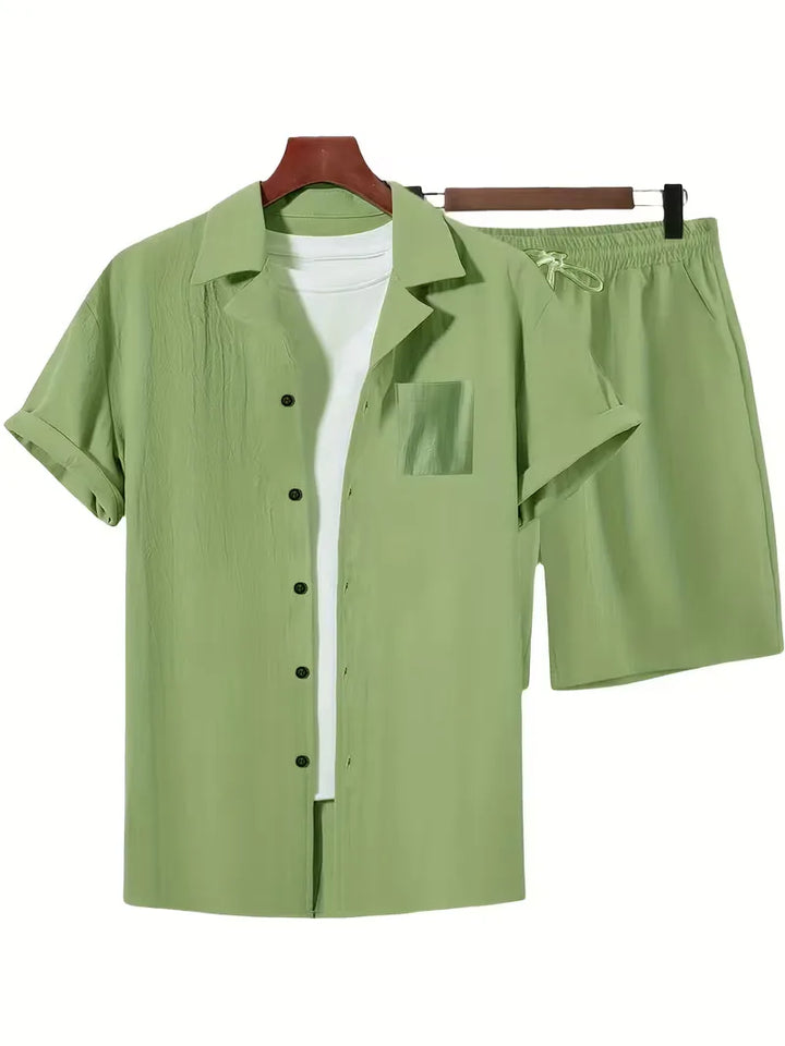 Luchtige heren strandset: V-hals shirt met korte mouwen en bijpassende korte broek; comfortabel.