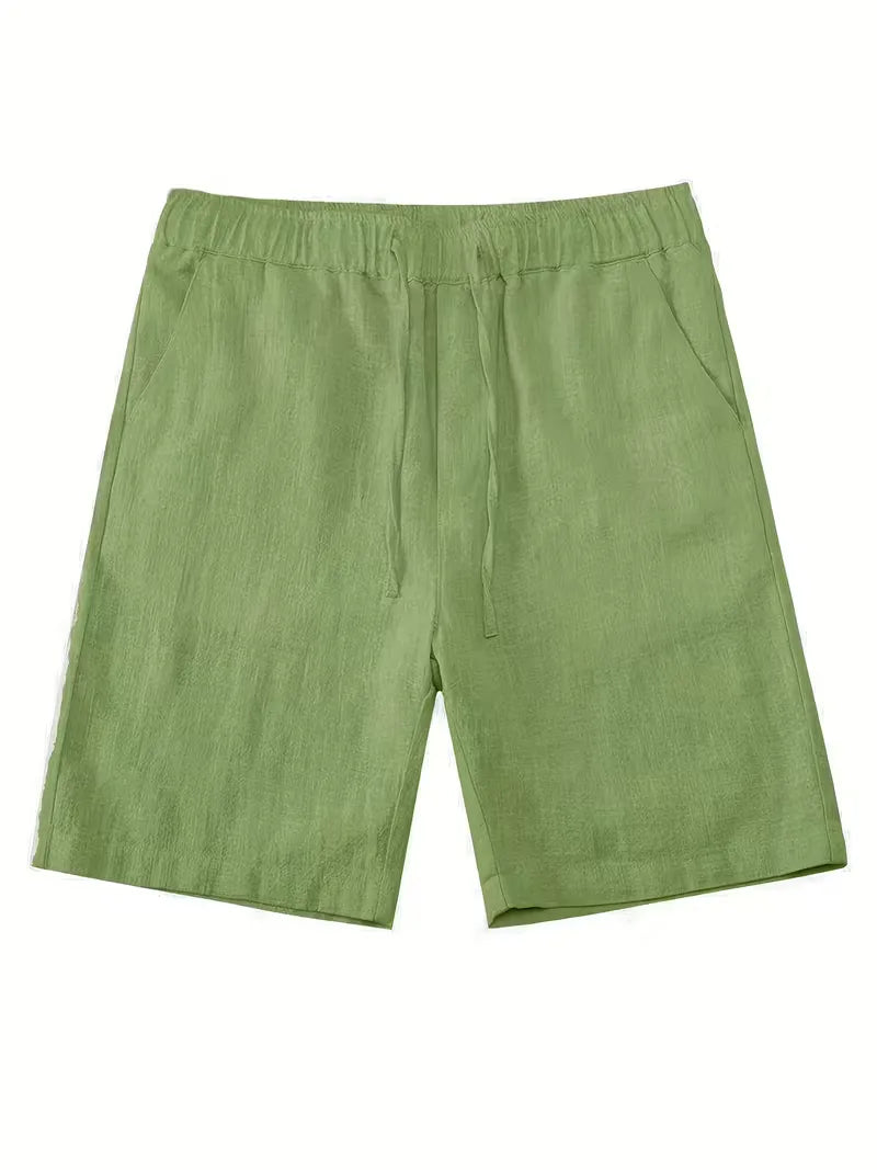 Comfortabele heren kledingset; ideaal voor zomerse dagen, met kortemouw shirt en short voor gemak.