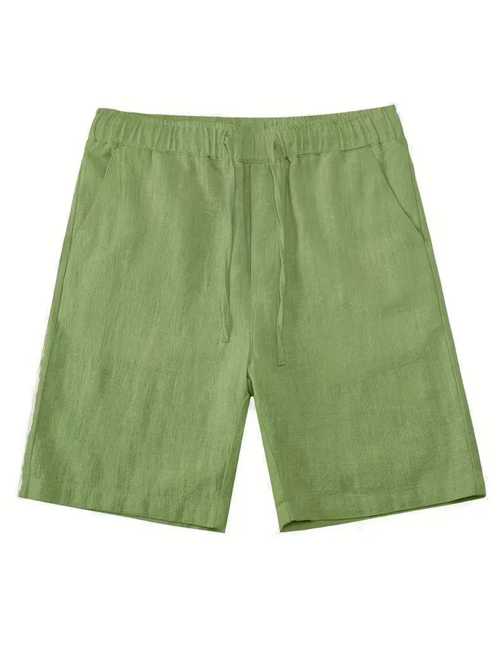 Comfortabele heren kledingset; ideaal voor zomerse dagen, met kortemouw shirt en short voor gemak.