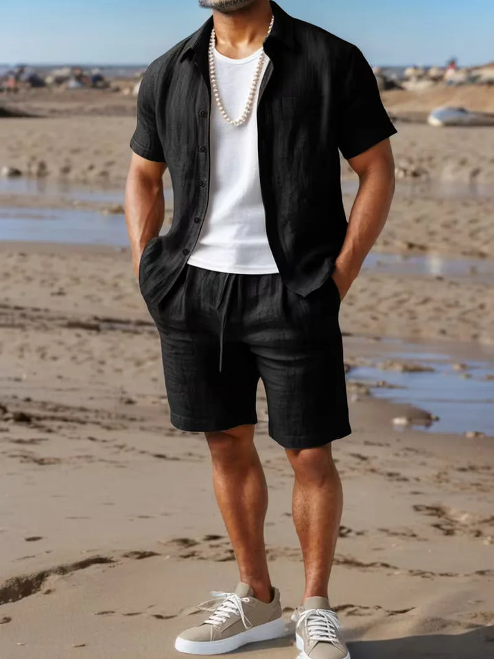 Heren zomerkleding: tweedelige set met korte mouwen en short; ideaal voor ontspanning buiten.